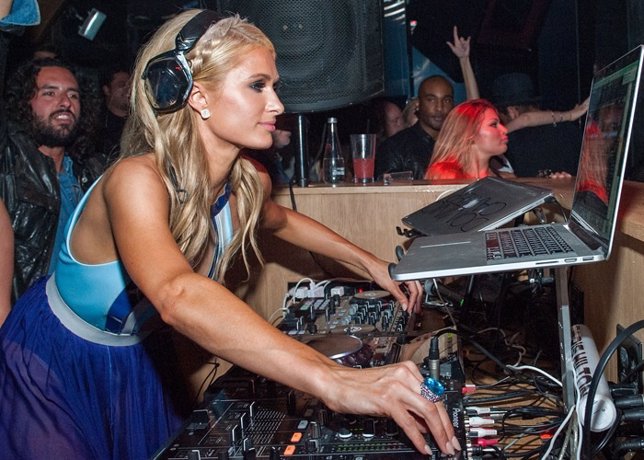 Paris Hilton en una fiesta 