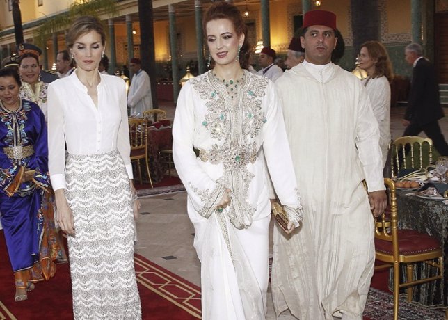 Spanish Queen Letizia (L) and Moroccan Princess Lalla Salma (C) arrive for a din