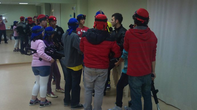 Jóvenes participando en ocio nocturno