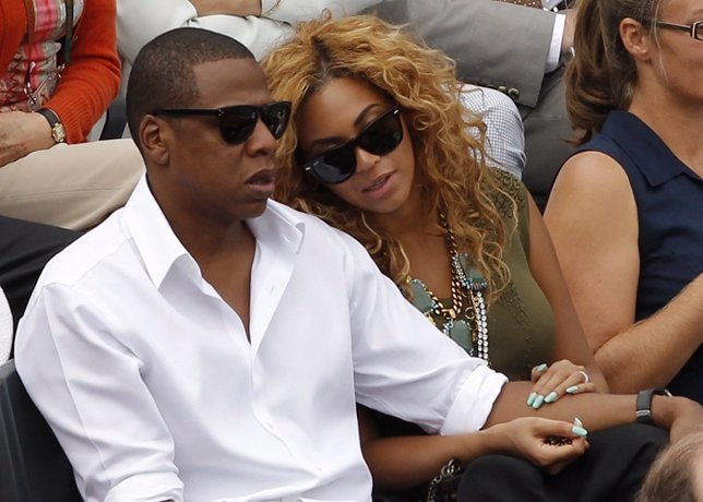 Musicians Jay-Z (L) and Beyonce Knowles