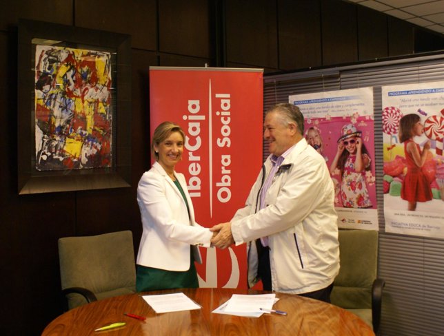 Firma del convenio entre Ibercaja y Atades.     