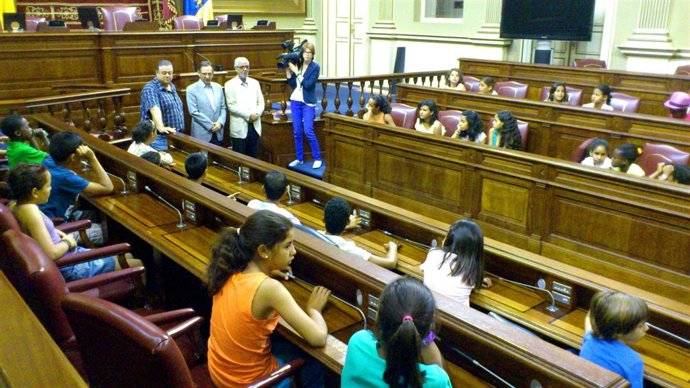 Niños saharauis visitan el Parlamento