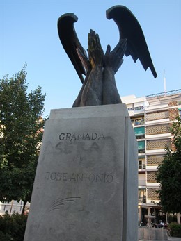 Monolito A Primo De Rivera En La Plaza De Bibataubín