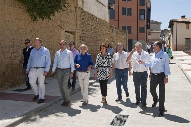 Yolanda Barcina visita la renovación de dos calles en Carcastillo.