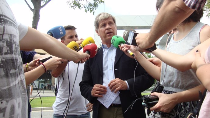 Alberto Fernández Díaz delante del centro comercial La Maquinista