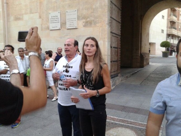 Crisitna Martínez a las puertas del Ayuntamiento de Elche