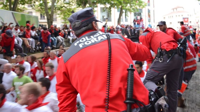 Agentes de Policía Foral en un encierro.