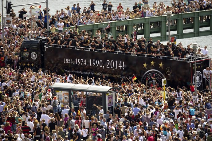 Una multitud eufórica recibe a Alemania en Berlín