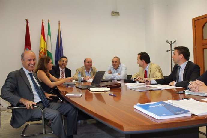 Navas (centro) con representantes de la EOI y del comercio minorista