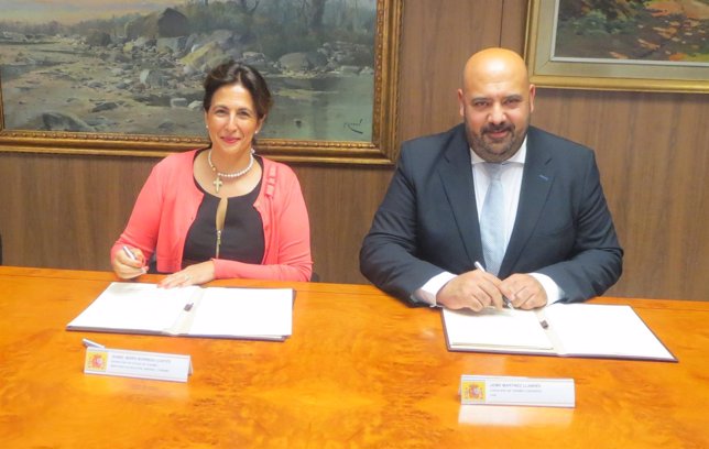 Borrego y Martínez en la firma de los convenios