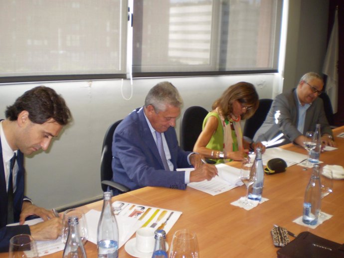 Firma de un convenio entre el Cire, la Fundació Escola Restauració y los gremios