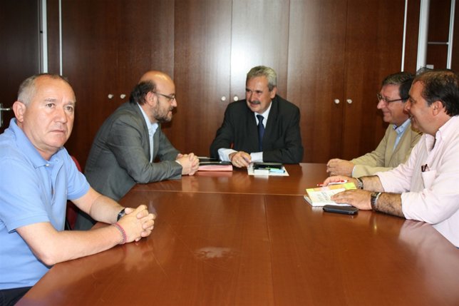 Torre, en el centro, durante un momento de la reunión. 