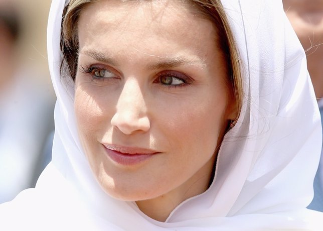 La Reina Letizia lució un velo blanco para entrar en la mezquita