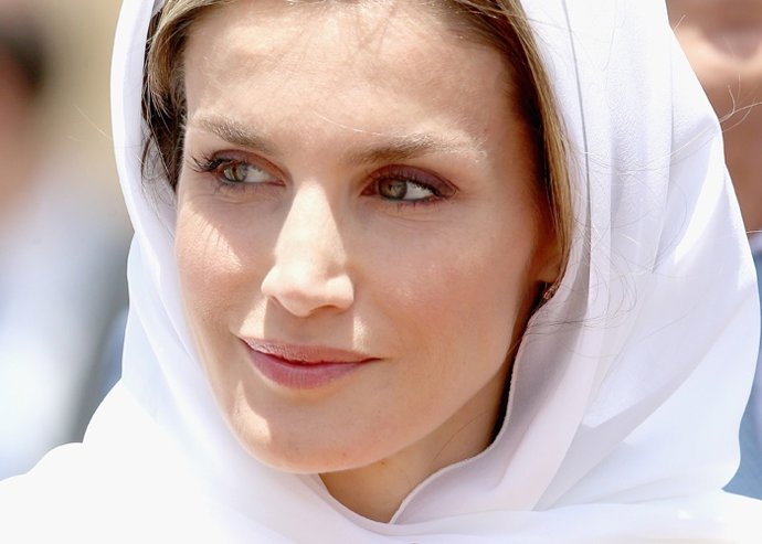 La Reina Letizia lució un velo blanco para entrar en la mezquita