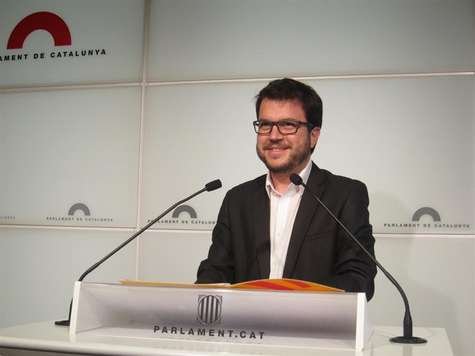 El diputado de ERC en el Parlament, Pere Aragonès, en rueda de prensa