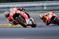 Caída sin consecuencias de Marc Márquez en los test de Repsol Honda en Brno