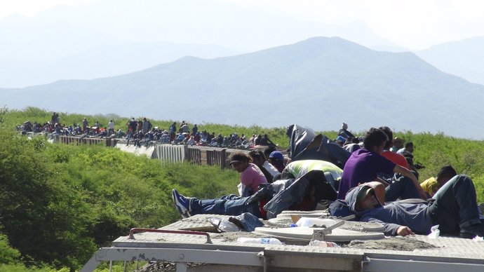 Inmigrantes sobre el techo de 'La Bestia'