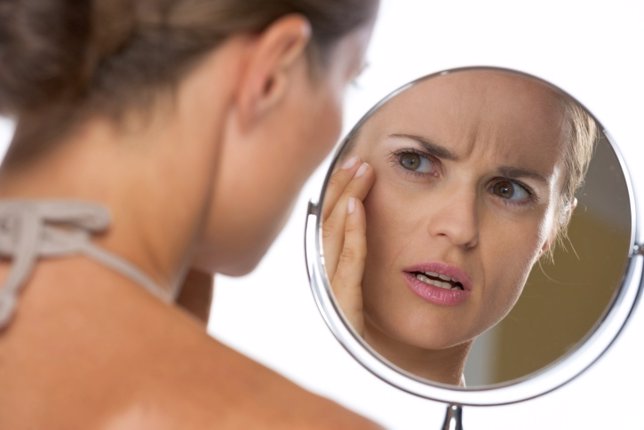 Mujer obsesión imagen se mira a un espejo