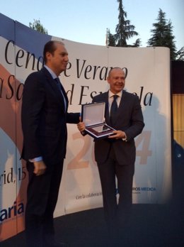 Miquel Tomàs galardonando en los X Premios a la Administración Sanitaria 