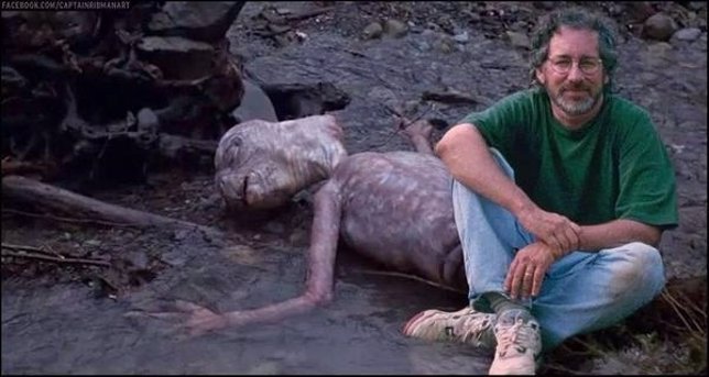 Spielberg posando junto a un ET cazado furtivamente