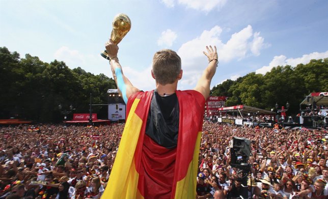 Schweinsteiger saluda al público alemán con la Copa del Mundo en la mano