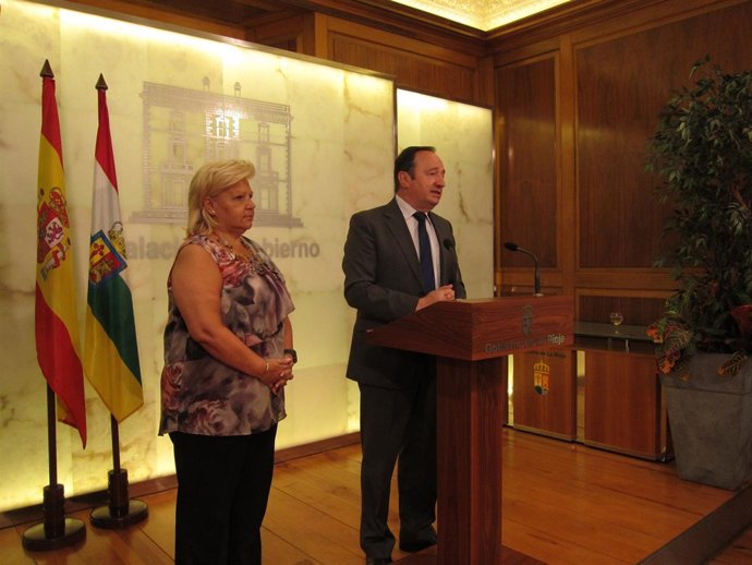 Pedro Sanz y Angeles Pedraza, tras firmar el convenio