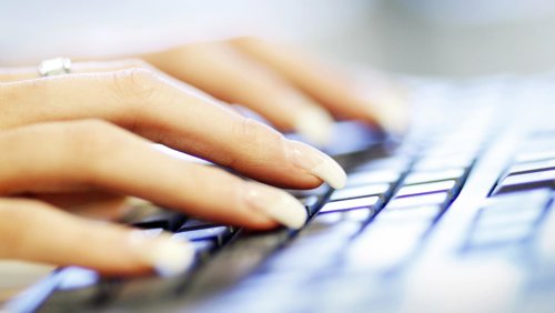 Mujer usando el teclado del ordenador