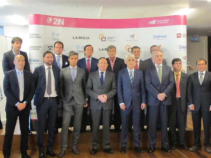 Sanz, con los participantes en la presentación del proyecto