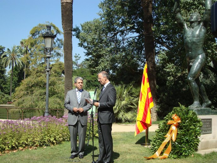 Francesc Homs y el cónsul general de Francia, Edouard Beslay, en la Ciutadella