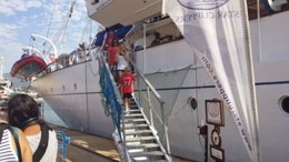 Primers turistes de creuers al port Sant Carles de la Ràpita