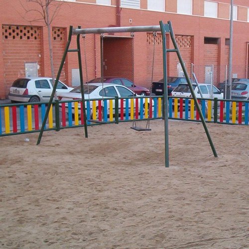 columpio parque infantil vacio