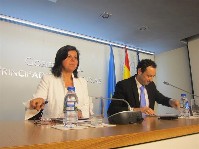 Martínez, con la consejera de Agroganadería, en la rueda de prensa. 