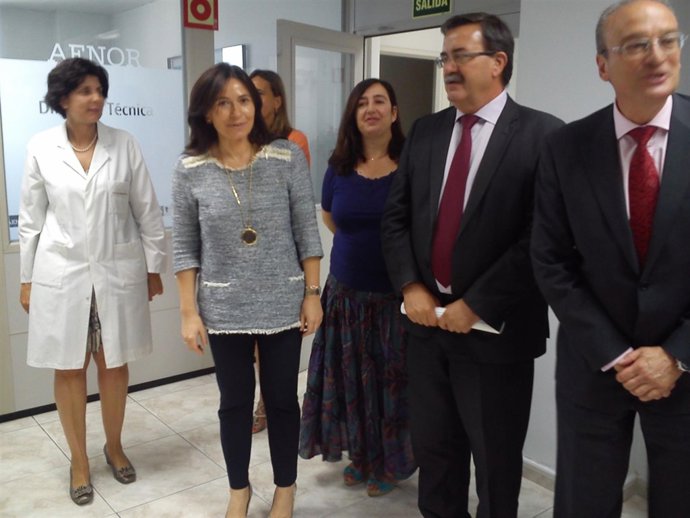 La viceconsejera durante la visita al laboratorio de AENOR