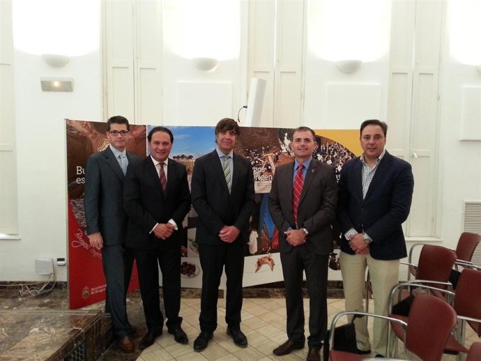 Gómez, Andrade y técnicos de turismo y congresos en la exposición