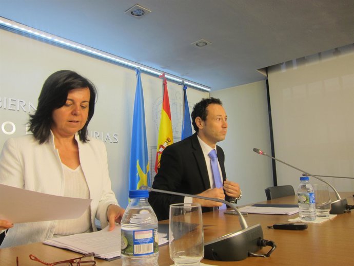 Álvarez, con el portavoz de Gobierno, en la rueda de prensa. 