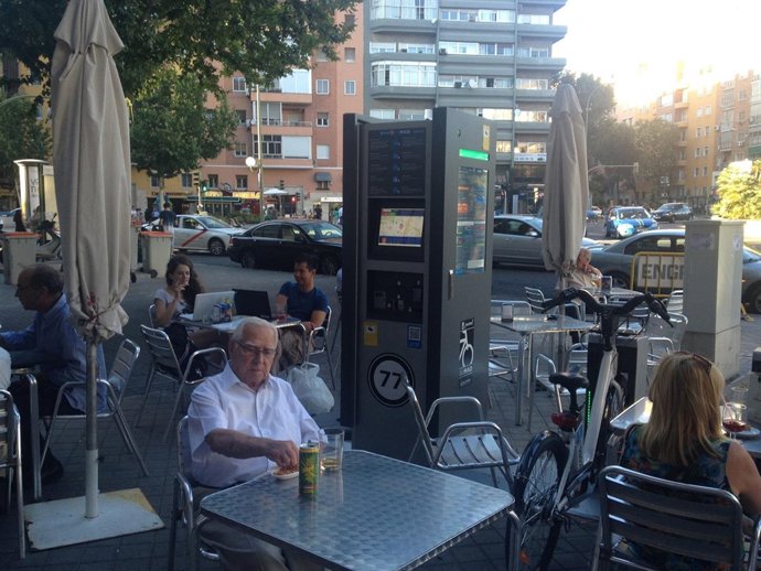 Imagen de la terraza junto a un totem de BiciMAD en Conde Casal