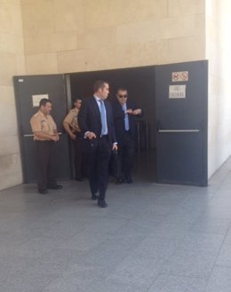 Soler junto a su hijo a la salida del juzgado