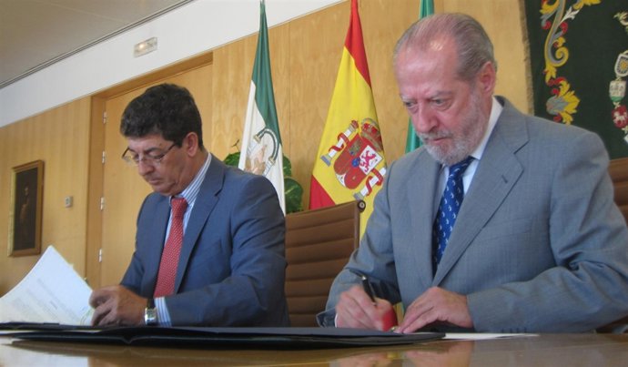 Diego Valderas y Fernando Rodríguez Villalobos firman el convenio del PFEA