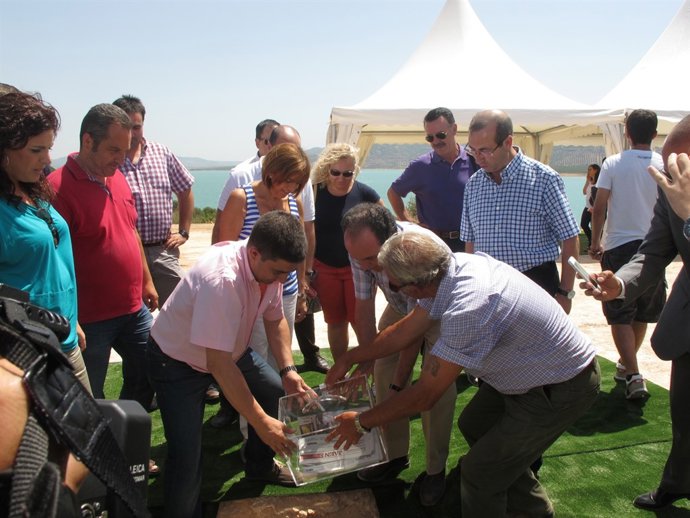 Colocación de la primera piedra de la obra en el Giribaile