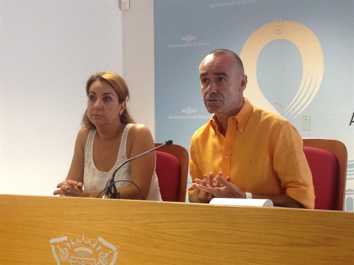 Antonio Muñoz y Encarnación Martínez en rueda de prensa