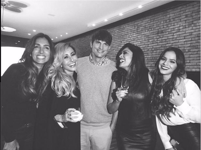 Ashton Kutcher y Bruna Marquezine se encuentran de fiesta