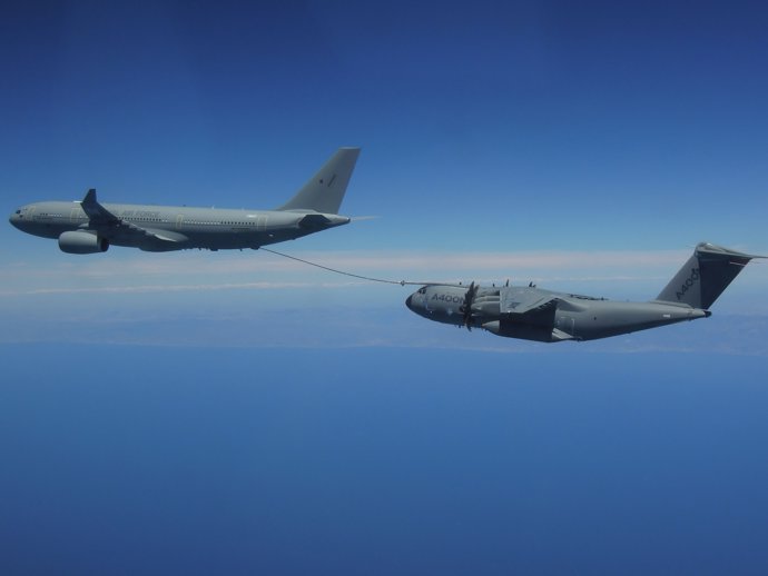 Repostaje en pleno vuelo de un A330 MRTT a un A400M