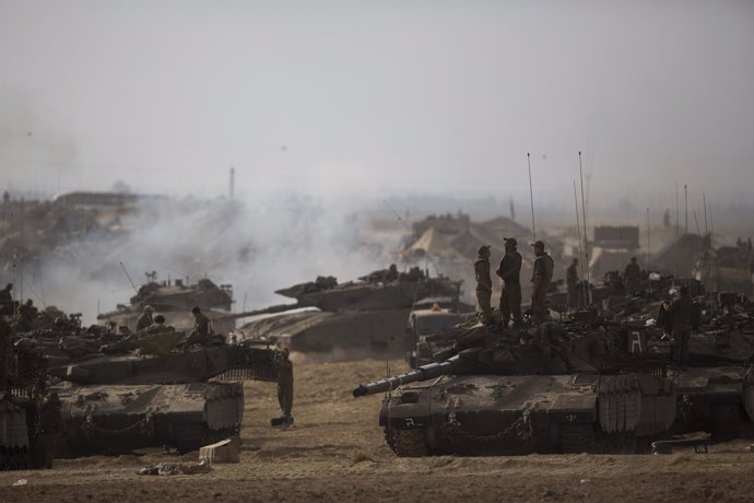 Tanques israelíes por el conflicto en Gaza