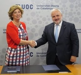 La consellera de Enseñanza Irene Rigau y el rector de la UOC, Josep A. Planell