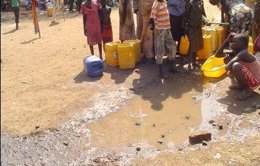 Personas esperan agua en Uganda