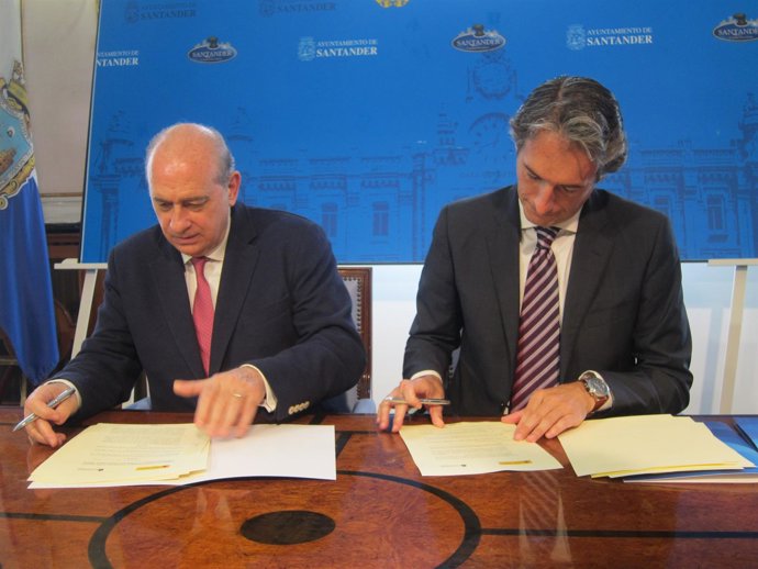 Jorge Fernández e Iñigo de la Serna firman el convenio