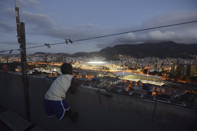 Un niño observa el estadio de Maracaná desde la favela Mangueira.