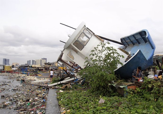 Un barco destrozado por los efectos del tifón de Filipinas