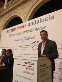 Maíllo rechaza "el apoyo de los poderosos" y prefiere fotografiarse con la economía "que crea empleo"