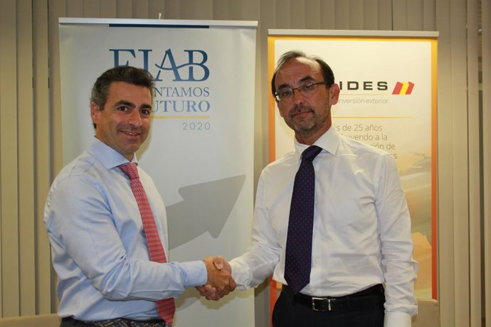 Firma de convenio FIAB y Cofides 